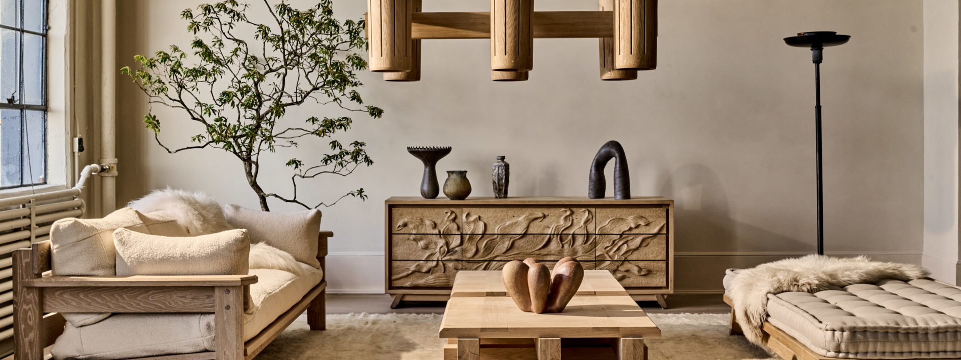 Découvrez l'attrait durable du style "Japandi", une tendance de design d'intérieur minimaliste et multiculturelle qui continue de captiver les passionnés du monde entier.