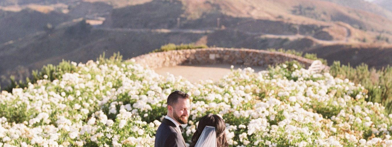 Découvrez comment une talentueuse designer floral a donné vie à un luxuriant et vibrant jardin d'été pour son propre mariage à Malibu.