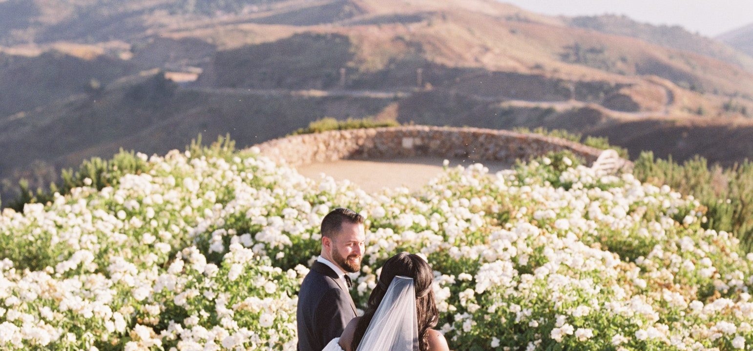 Découvrez comment une talentueuse designer floral a donné vie à un luxuriant et vibrant jardin d'été pour son propre mariage à Malibu.