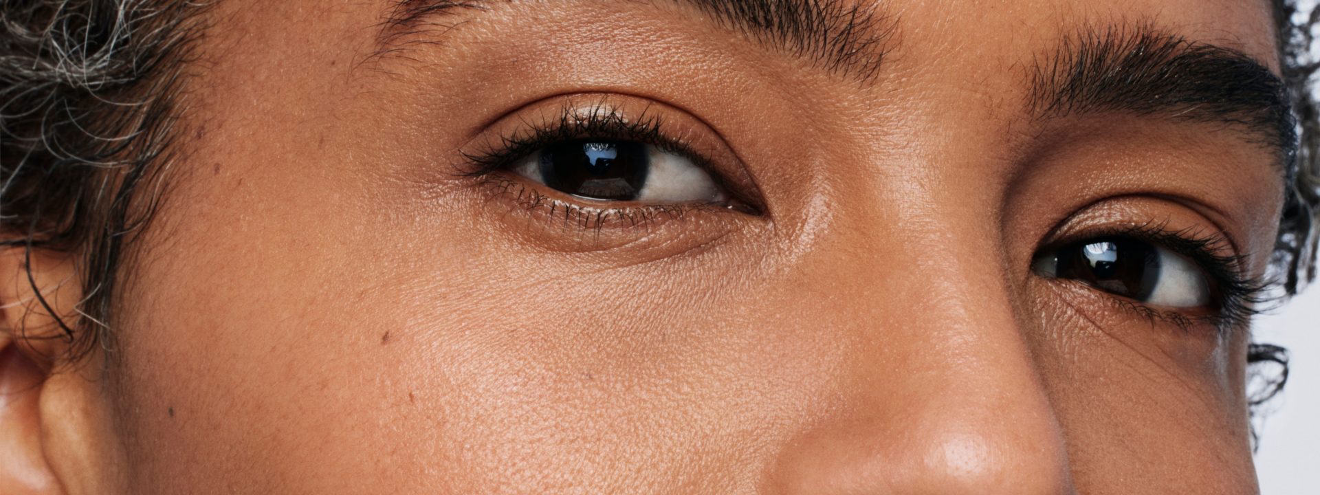 Discover the top 11 eye-tightening creams to effectively target crow's feet and fine lines.