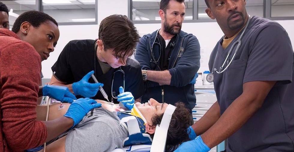 Can a devoted fan of 'Grey's Anatomy' embrace the dark and realistic medical world of 'The Pitt'?