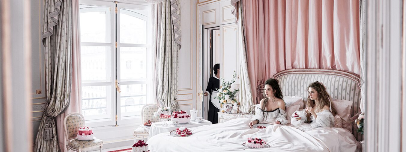 8 Hotéis Onde as Estrelas se Preparam para o Met Gala  

Aqui estão os melhores hotéis onde as celebridades ficam para se arrumar antes do grande evento. De suítes luxuosas a serviços de primeira linha, esses lugares são os preferidos.  

*(Note: The original English text seems to be cut off at the end ("these spots are the go..."). I completed the translation assuming it would say something like "these spots are the go-to" or "the favorites." If you have the full original text, I can adjust the translation accordingly.)*