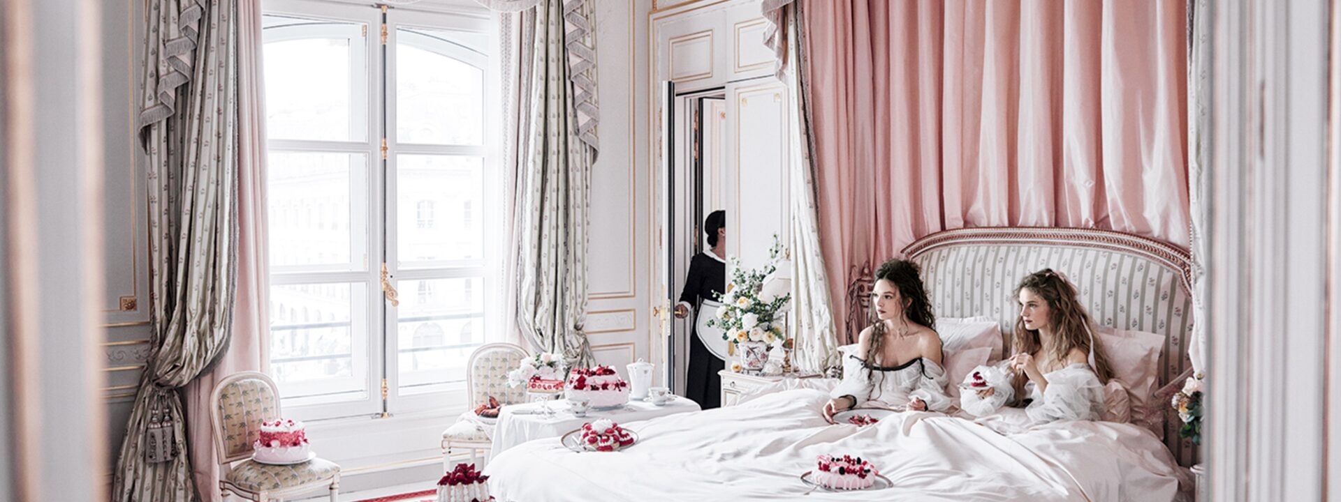 8 Hotéis Onde as Estrelas se Preparam para o Met Gala  

Aqui estão os melhores hotéis onde as celebridades ficam para se arrumar antes do grande evento. De suítes luxuosas a serviços de primeira linha, esses lugares são os preferidos.  

*(Note: The original English text seems to be cut off at the end ("these spots are the go..."). I completed the translation assuming it would say something like "these spots are the go-to" or "the favorites." If you have the full original text, I can adjust the translation accordingly.)*