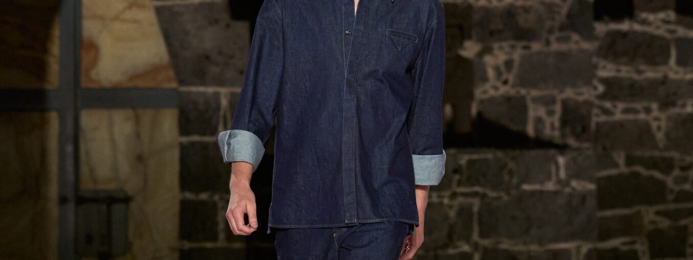Wes Gordon de Carolina Herrera présentera sa collection Printemps 2026 à Madrid ce mois de septembre.