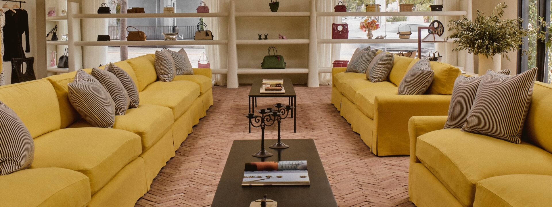 A nova loja flagship da Jacquemus em Los Angeles traz um toque do sul da França para a Costa Oeste.  

**  
A nova loja principal da Jacquemus em Los Angeles leva um pouco do sul da França para a Costa Oeste.
