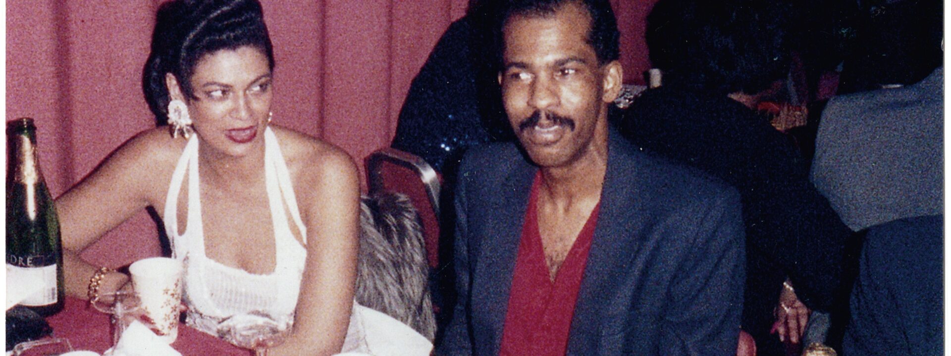 "Faça roupas para elas, e elas farão qualquer coisa por você", lembra Tina Knowles, falando sobre o adorado tio Johnny de Beyoncé e Solange.  

*(Nota: Adaptei ligeiramente a estrutura para soar mais natural em português, mantendo o significado original. "Them" foi traduzido como "elas" por se referir a Beyoncé e Solange, e "adored Uncle Johnny" ficou como "adorado tio Johnny" para preservar a afetividade da frase.)*