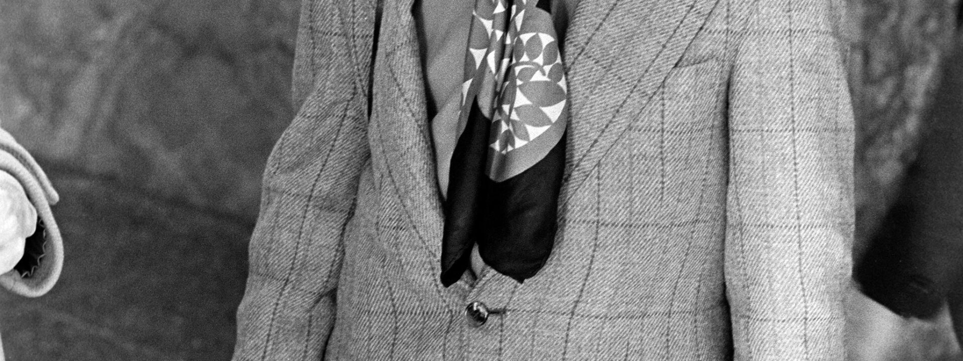 Gesehen werden ohne Etiketten: Dandytum und die intellektuelle Vision der Schwarzen  

(Alternative, more concise version:  
Ohne Schubladen: Dandytum und die schwarze intellektuelle Vision)  

Note:  
1. "To Be Seen Without Labels" is translated flexibly to convey the core idea of being perceived free from categorizations. "Ohne Schubladen" is a common German idiom meaning "without pigeonholing".  
2. "Black" is capitalized in German when referring to identity/political context per current style guides.  
3. "Dandyism" becomes "Dandytum" while preserving the academic tone.  
4. The translation maintains the parallelism of the original while adjusting for natural German syntax.  

Would you like any adjustments to the stylistic register?