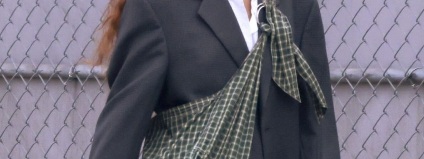 Malia Obama leva a tendência oversized ao extremo.