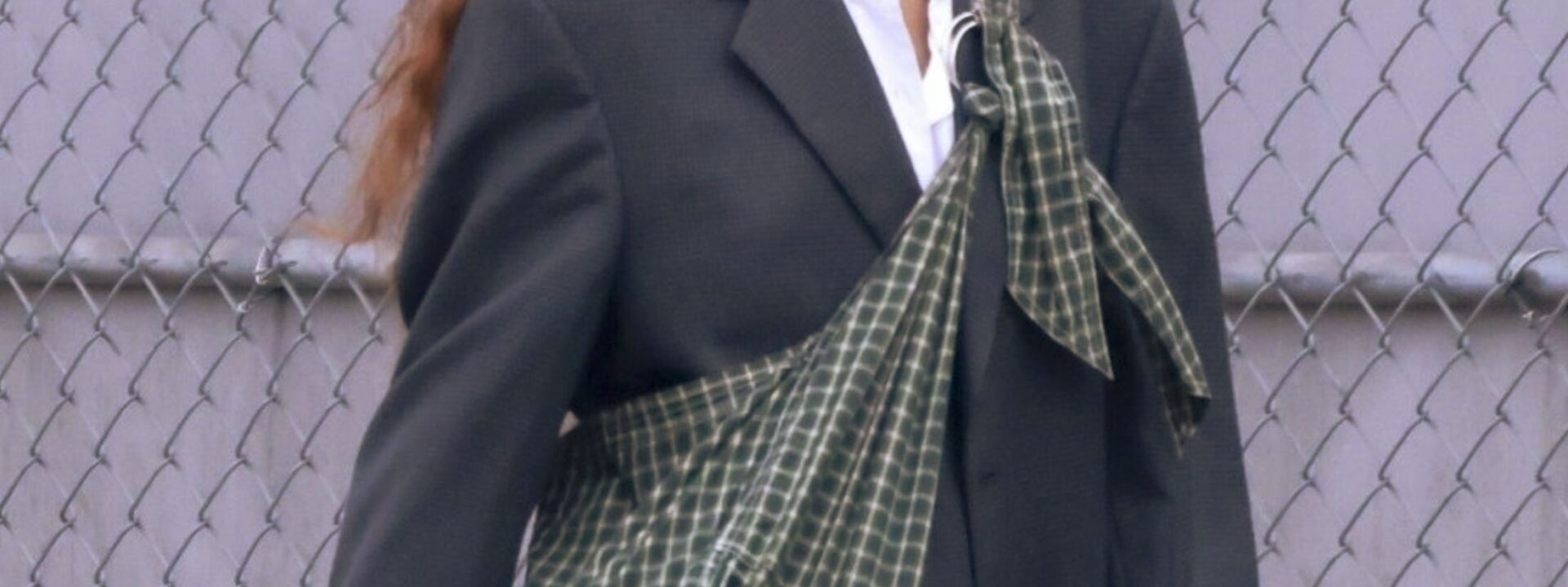 Malia Obama leva a tendência oversized ao extremo.