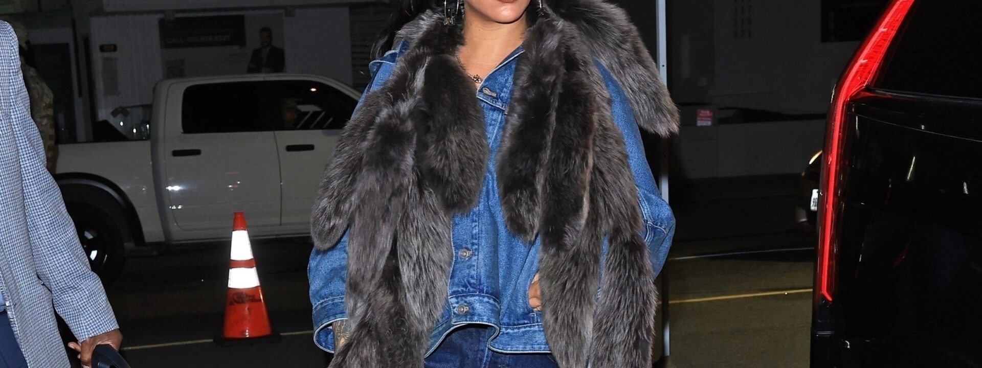 Apenas a Rihanna poderia fazer um look todo de jeans parecer descontraidamente chique.  

*Observação: Optei por "descontraidamente" para traduzir "effortlessly", pois transmite a ideia de algo feito com naturalidade e sem esforço aparente. "Chique" é um termo comum em português que captura bem o sentido de "chic". Mantive a estrutura da frase original para preservar o tom elogioso e impactante.*