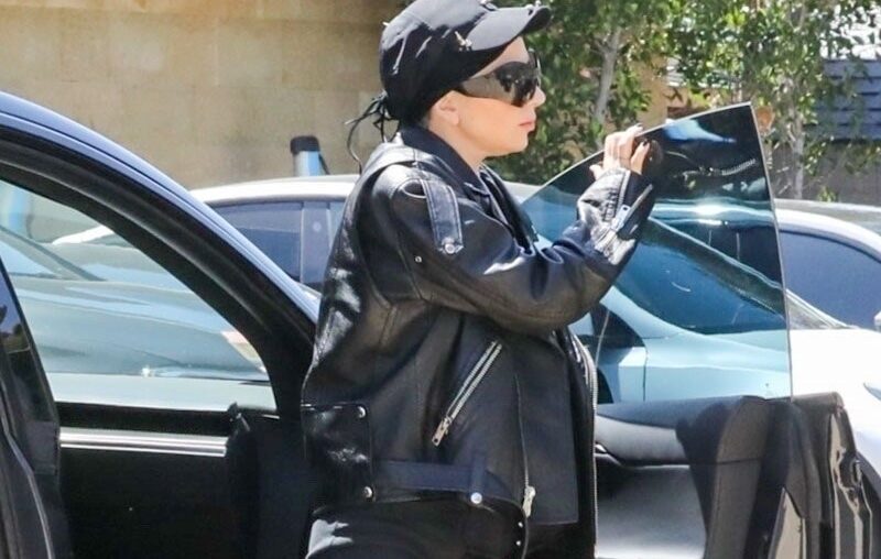 Lady Gaga abandonou os tons pastéis tradicionais para seu visual de Páscoa.