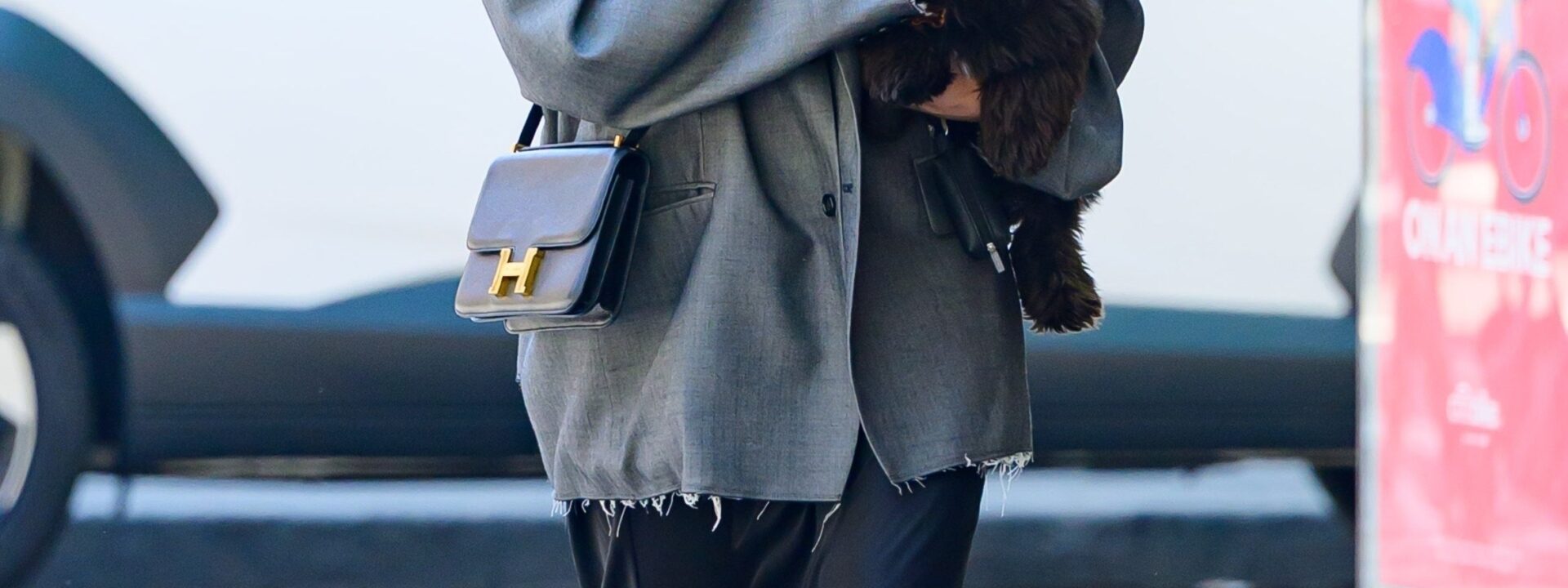 Irina Shayk potrebbe aver indossato le scarpe più stravaganti di sempre.  

*Oppure, in un contesto più colloquiale:*  
Irina Shayk potrebbe aver sfoggiato le scarpe più pazze di sempre.