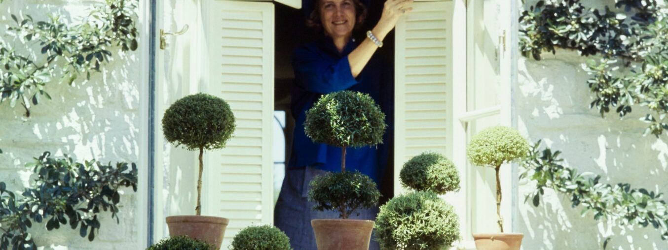 Aus dem Archiv: Bunny Mellon über ihre Liebe zu grünen Blumen und Kräuterbäumen  

*(Alternative, slightly more natural phrasing: "Aus den Archiven: Bunny Mellon und ihre Liebe zu grünen Blumen und Kräuterbäumen")*  

*Anmerkung:*  
- "Herb trees" kann im Deutschen etwas ungewöhnlich klingen, da "Kräuter" meist als niedrige Pflanzen wahrgenommen werden. Falls es sich um eine spezielle Züchtung oder künstlerische Interpretation handelt, könnte man auch "Kräuter als Bäume" oder "baumartige Kräuter" erwägen.  
- Der Titel folgt dem typischen Stil von Archivbeiträgen in Magazinen, wo oft eine persönliche Perspektive ("ihre Liebe") betont wird.