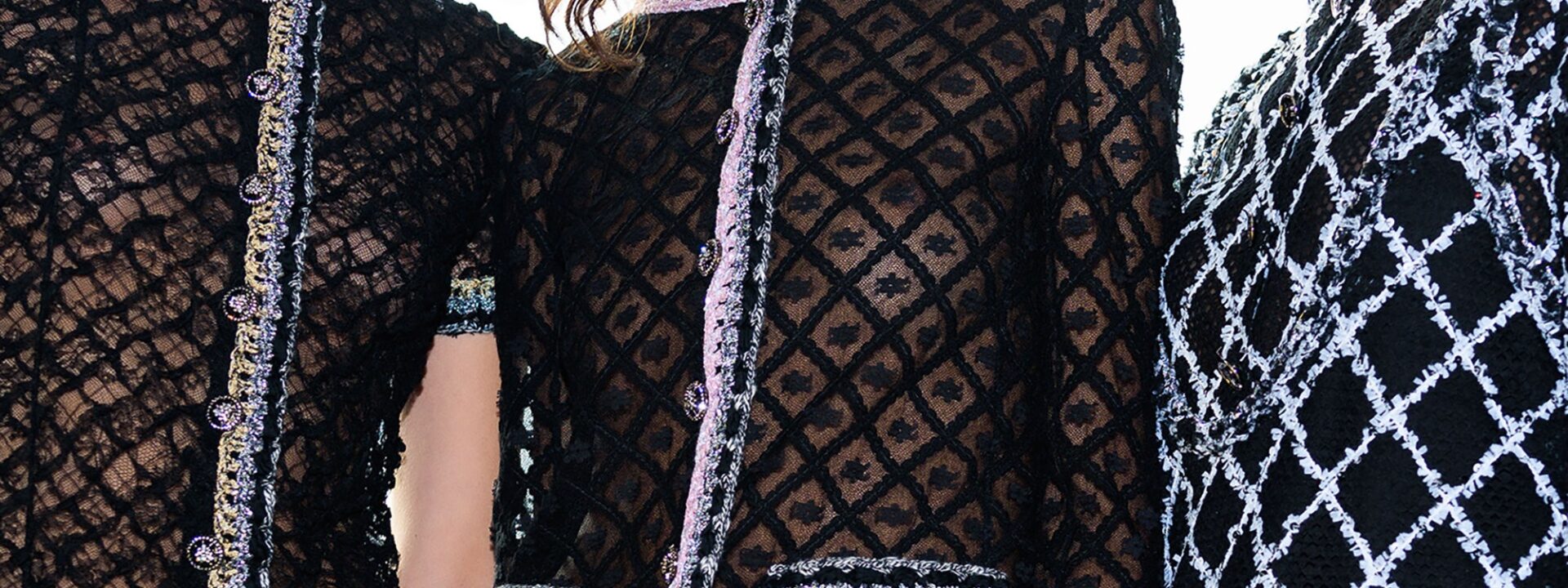 Lábios marcantes estão voltando à moda.  

*Alternative options depending on context:*  
– Lábios ousados estão fazendo um retorno.  
– Lábios intensos estão de volta.