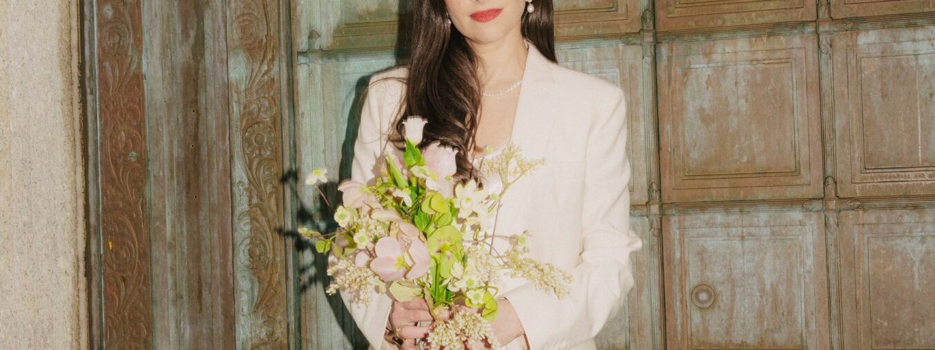 Aqui está uma versão natural e clara do seu título:  

**Por que Escolhi Roupas Sustentáveis e de Segunda Mão para o Meu Casamento na Prefeitura**  

Esta versão mantém o significado original, mas soa mais fluida.