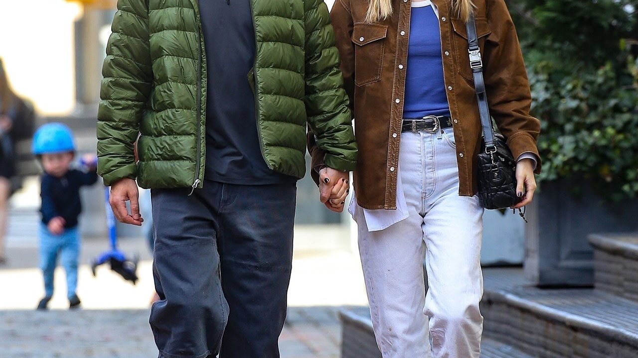 Suki Waterhouse prova por que você precisa de um par novo de tênis de verão.