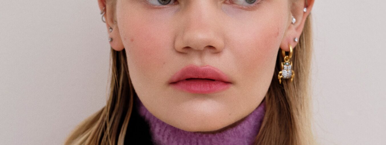 Voici les 7 meilleurs tints à joues pour un teint naturel et durable.  

  

*Note :*  
– “Blush tints” peut se traduire par “tints à joues”  ou “fards à joues liquides” .  
– “Natural-looking flush” peut aussi se traduire par “effet naturel” ou “éclat naturel”, selon le contexte.  
– “Long-lasting” peut être “résistant”, “tenace” ou “durable” selon la nuance souhaitée.  

Si le texte s’adresse à un public jeune ou branché, la première version est idéale. Pour un ton plus descriptif, la seconde convient mieux.