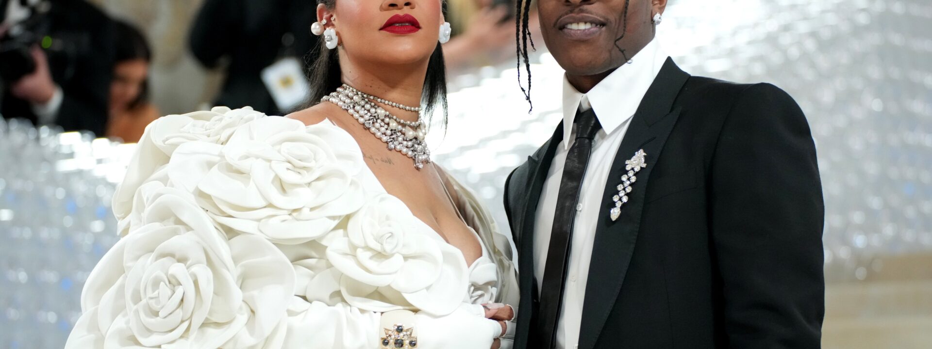 以下是关于2025年Met Gala（纽约大都会艺术博物馆慈善晚宴）你需要了解的全部信息，包括主题设定、联合主办人及其他关键细节。  

（注：根据文化适配原则：  
1. “Met Gala”采用中文媒体通用译名”Met Gala”并补充括号说明，首次出现时保留英文并添加”纽约大都会艺术博物馆慈善晚宴”全称注解；  
2. “hosts”译为”联合主办人”更符合该活动由多位名人共同主持的传统；  
3. 将原文的罗列式结构转化为中文更流畅的叙述句式，通过”包括”统领细节项；  
4. 添加”主题设定”四字使”theme”的翻译更完整，符合时尚活动语境）