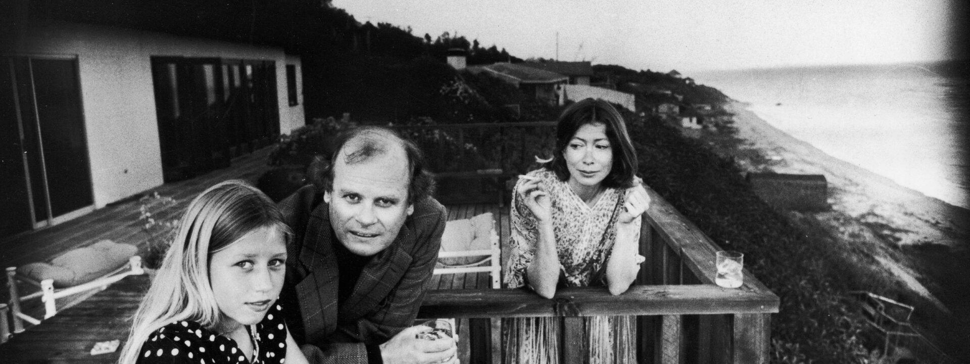 "Notas para John" é profundamente comovente, perturbador e completamente único entre as obras de Joan Didion.  

(Alternativa mais concisa, mantendo o tom literário:  
"Notas para John" é comovente, inquietante e singular na obra de Joan Didion.)  

*Escolha a versão conforme o contexto desejado: a primeira preserva a estrutura e ênfase do original; a segunda prioriza fluidez em português.*