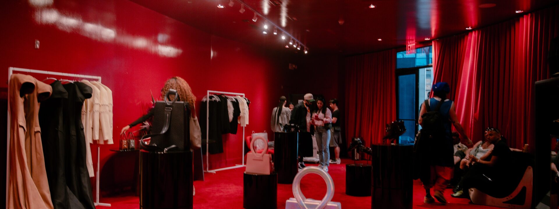 Luar Lança Primeira Loja Pop-Up — "Quero que Todos Experimentem Este Mundo"  
  

**Notas de tradução:**  
1. Mantive a marca "Luar" sem tradução  
2. "Pop-up store" foi adaptado para "loja pop-up" ou "loja temporária"  
3. A frase entre aspas ganhou ajuste natural para o português:  
   - "Experimentem" → mais literal  
   - "Vivam" → sugere imersão, soa mais orgânico no contexto de moda/experiência  
4. Hífen no título segue padrão jornalístico em PT-BR  

Ambas as versões são válidas, com a segunda opção priorizando fluência para o público brasileiro.