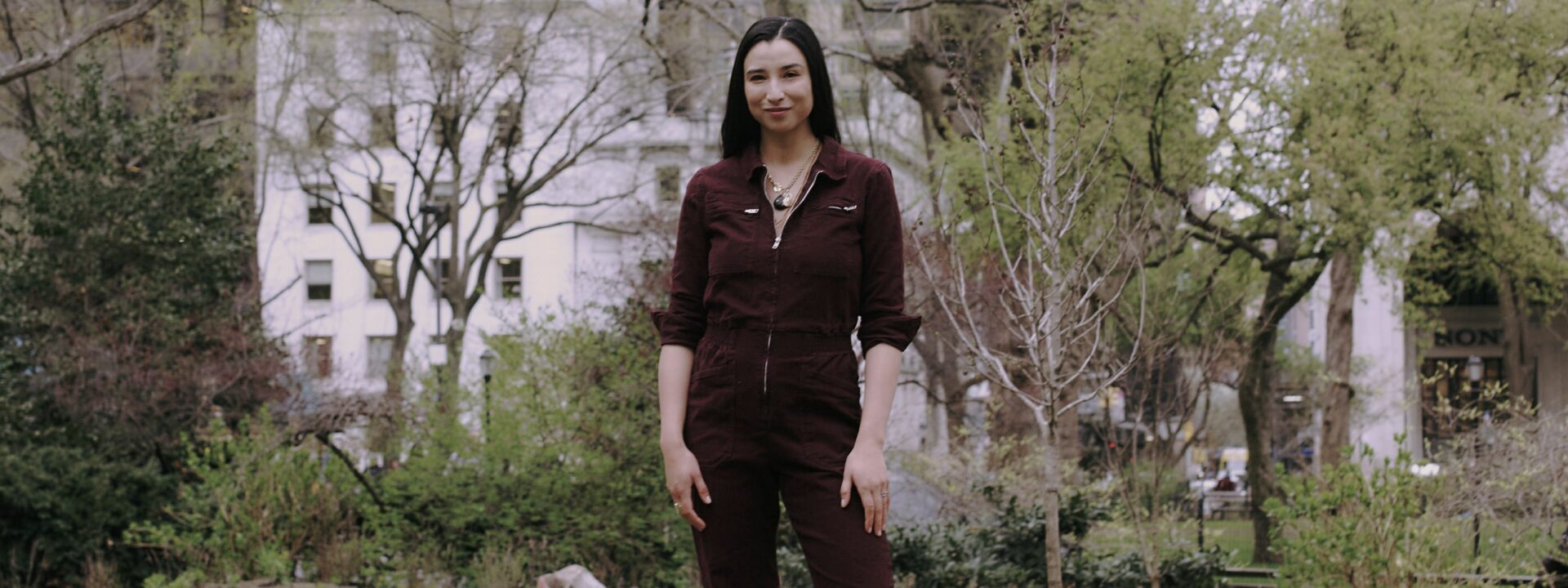 Para Lily Kwong, o jardim é um espaço para transformação tanto pessoal quanto política.  

(Alternativa ligeiramente mais fluida em PT-BR:  
Para Lily Kwong, o jardim é um espaço de transformação pessoal e política.)  

*Nota: Mantive a estrutura original, mas adaptei a conjunção "both...and" para uma construção mais natural em português. A segunda opção simplifica sem perder o sentido, priorizando a fluidez comum no Brasil. Ambas as versões preservam a dualidade proposta no texto original.*