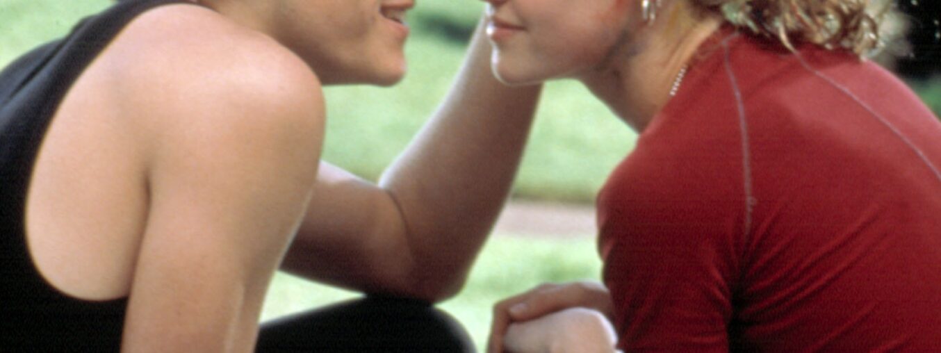 “’10 Things I Hate About You’이 브로드웨이에서 부활한다는 소식이 지금 날 행복하게 해주는 유일한 거야.”  
  
“지금 나를 행복하게 해주는 건 오직 ’10 Things I Hate About You’ 브로드웨이 부활 소식뿐이야.”  

*의역 참고*  
– 영화 제목은 한국에서도 원제 그대로 알려져 있어 번역하지 않음  
– “revived”는 콘텐츠 리메이크/재개 의미로 “부활한다”로 자연스럽게 표현  
– “the only thing keeping me happy”는 한국어 어감에 맞게 “유일한 거야” 또는 “오직 ~뿐이야”로 유동적 조정