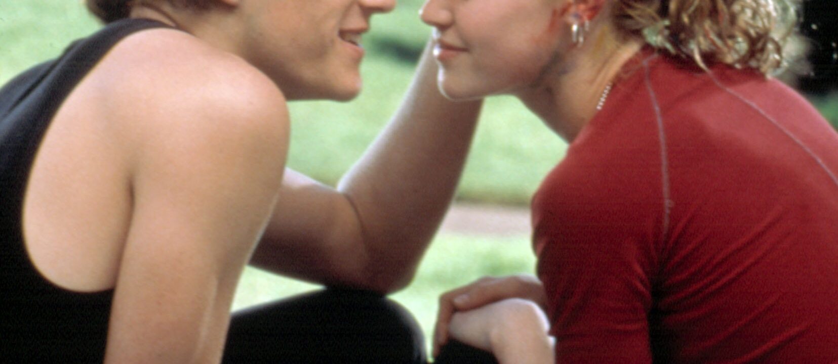"'10 Things I Hate About You'이 브로드웨이에서 부활한다는 소식이 지금 날 행복하게 해주는 유일한 거야."  
  
"지금 나를 행복하게 해주는 건 오직 '10 Things I Hate About You' 브로드웨이 부활 소식뿐이야."  

*의역 참고*  
- 영화 제목은 한국에서도 원제 그대로 알려져 있어 번역하지 않음  
- "revived"는 콘텐츠 리메이크/재개 의미로 "부활한다"로 자연스럽게 표현  
- "the only thing keeping me happy"는 한국어 어감에 맞게 "유일한 거야" 또는 "오직 ~뿐이야"로 유동적 조정