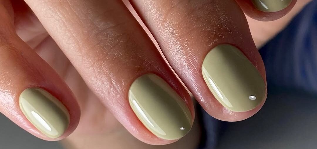 9 smalti perfetti per l’estate per ogni occasione  

Oppure, se preferisci una versione più fluida:  

9 colori di smalto perfetti per l’estate adatti a ogni occasione  

Entrambe le opzioni mantengono il significato originale e suonano naturali in italiano. La prima è più concisa, mentre la seconda è leggermente più descrittiva.