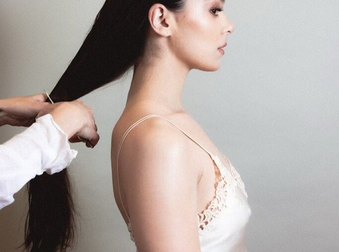 Aqui está uma versão mais clara e natural do seu texto:  

**Como Hailee Steinfeld conseguiu seu corte de cabelo ‘Swing Bob’ para ‘Sinners’**  

Isso mantém o