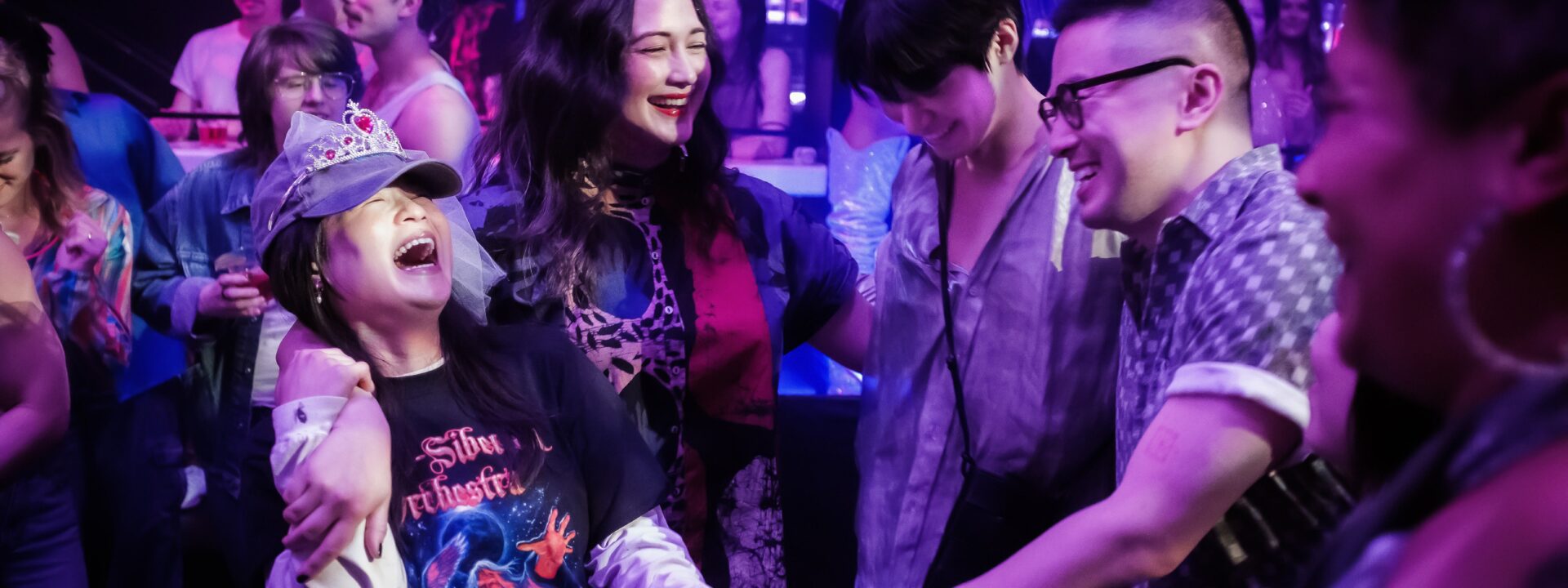 릴리 글래드스톤과 보웬 양이 우주적 연결, 선택된 가족, 그리고 그들의 새로운 로맨틱 코미디 *웨딩 뱅킷*에 대해 이야기를 나눕니다.  

(Note: *The Wedding Banquet* is a well-known film by Ang Lee, originally titled *喜宴* (Xi Yan) in Chinese. If this refers to a new project with the same English title, the Korean translation remains as above. If it's a different context, please clarify.)