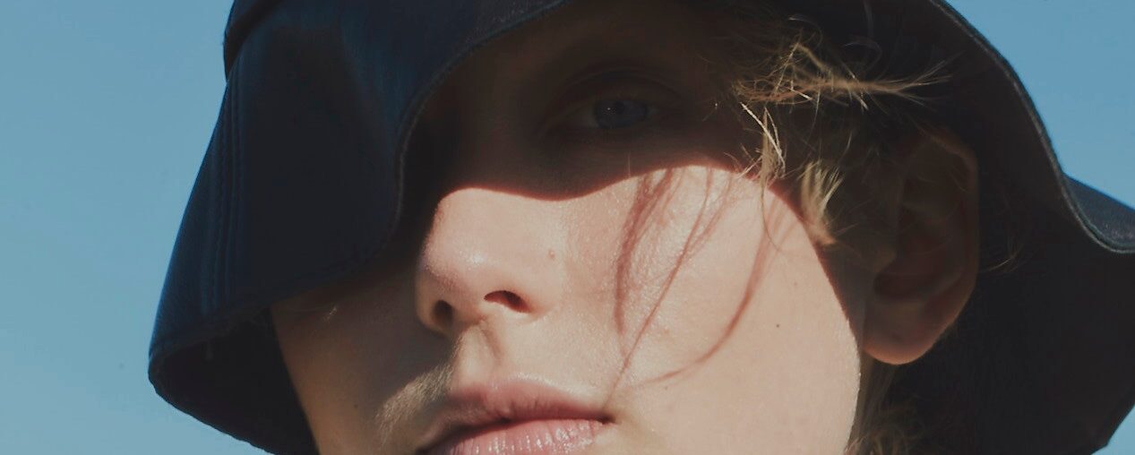 Voici 11 meilleures crèmes solaires qui ne bouchent pas les pores, parfaites pour une protection quotidienne contre le soleil.