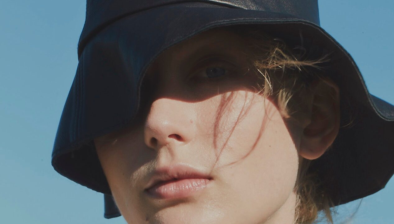 Voici 11 meilleures crèmes solaires qui ne bouchent pas les pores, parfaites pour une protection quotidienne contre le soleil.