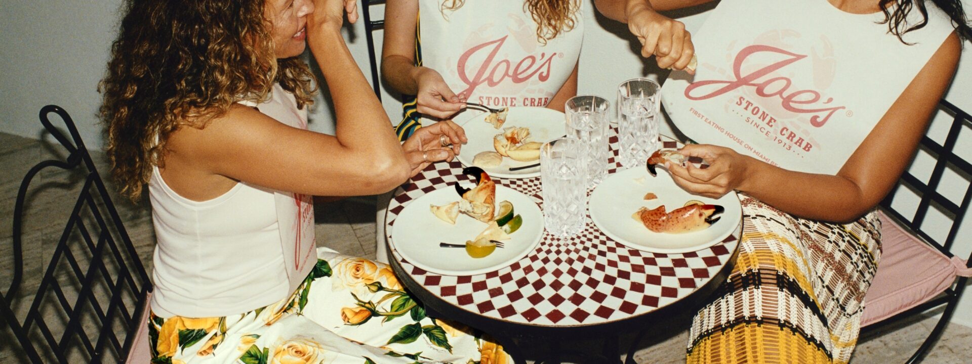 Voici 5 dîners riches en protéines parfaits pour les soirs de semaine chargés :  

1. **Poulet grillé avec quinoa et légumes** – Du poulet maigre accompagné de quinoa riche en protéines et de légumes rôtis.