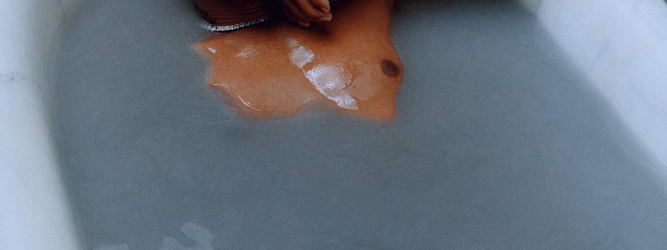 J’ai testé la méthode du bain de glace de Pharrell pour une peau jeune—voici ce qui s’est passé.