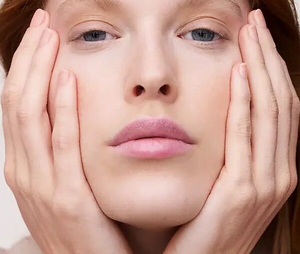 Ecco una versione riscritta del tuo testo in un inglese chiaro e naturale:  

**"12 Smalto Nudo Adatto a Tutte le Carnagioni"**  

Questa versione mantiene la concisione.  

*Nota: Ho tradotto "flattering nude nail polishes" come "smalto nudo adatto" per rendere l'idea di un colore che valorizza tutte le tonalità di pelle, mantenendo la naturalezza. Se preferisci un'espressione più letterale, potresti usare "12 smalti nude lusinghieri per ogni carnagione", ma suona meno fluido in italiano.*