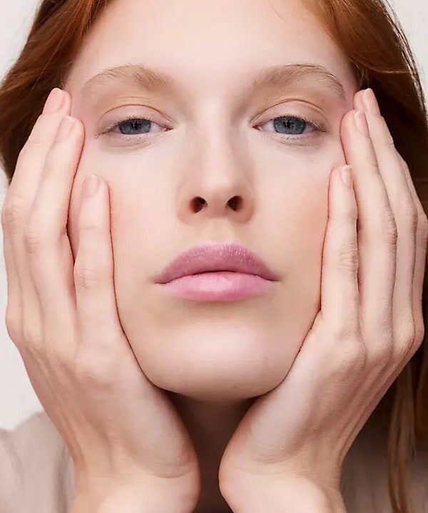 Ecco una versione riscritta del tuo testo in un inglese chiaro e naturale:  

**"12 Smalto Nudo Adatto a Tutte le Carnagioni"**  

Questa versione mantiene la concisione.  

*Nota: Ho tradotto "flattering nude nail polishes" come "smalto nudo adatto" per rendere l'idea di un colore che valorizza tutte le tonalità di pelle, mantenendo la naturalezza. Se preferisci un'espressione più letterale, potresti usare "12 smalti nude lusinghieri per ogni carnagione", ma suona meno fluido in italiano.*