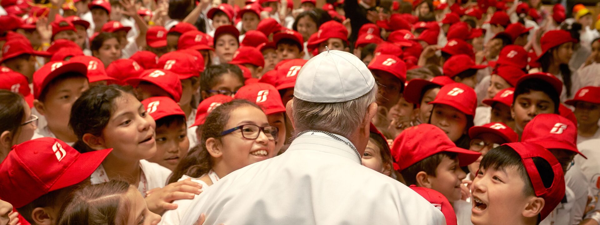 Dos Arquivos: Como o Papa Francisco Transformou a Igreja Católica  

(Nota: O texto original tinha um erro de digitação—"Changed" estava escrito incorretamente como "Changd." A versão corrigida resolve isso)  

### Explicação adicional:  
- "From the Archives" foi traduzido como "Dos Arquivos" (forma comum em português para se referir a matérias de acervo).  
- "How Pope Francis Transformed the Catholic Church" tornou-se "Como o Papa Francisco Transformou a Igreja Católica" (verbo no passado para refletir ação concluída).  
- A nota entre parênteses foi adaptada mantendo o tom explicativo, com "typo" traduzido como "erro de digitação" e "misspelled" como "escrito incorretamente".  

Se precisar de ajustes (como variante para PT-BR ou PT-PT), é só avisar!