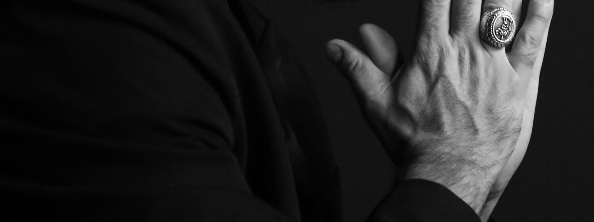 Para o alfaiate do Papa, Filippo Sorcinelli, a queeridade e o catolicismo incorporam uma beleza sensual.