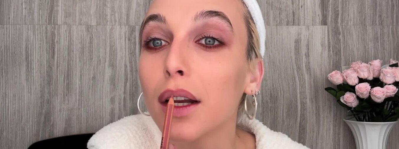 Emma Chamberlain compartilha seu truque de sombra “subestimado” favorito para seu visual de maquiagem característico.