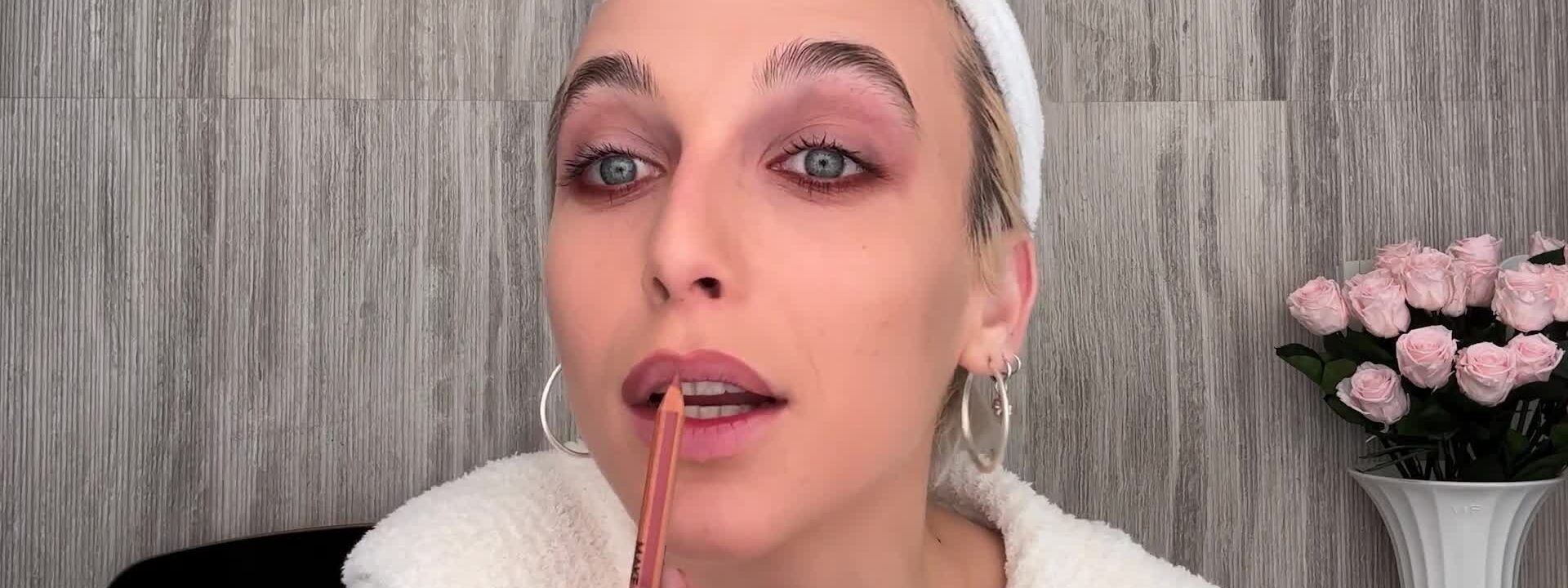 Emma Chamberlain compartilha seu truque de sombra “subestimado” favorito para seu visual de maquiagem característico.