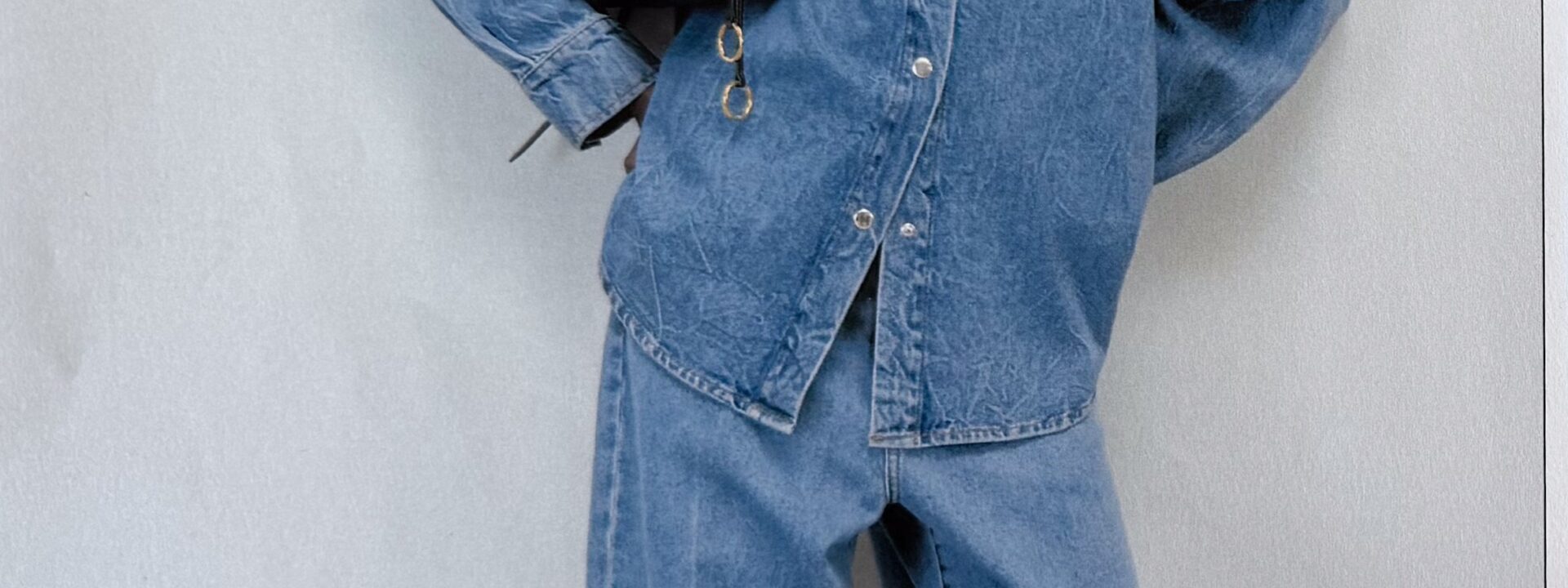 15+ Chic Denim Outfits That Give the Canadian Tuxedo a Fresh Look  

Here are 15+ fashionable denim ensembles that put a modern spin on the classic Canadian tuxedo