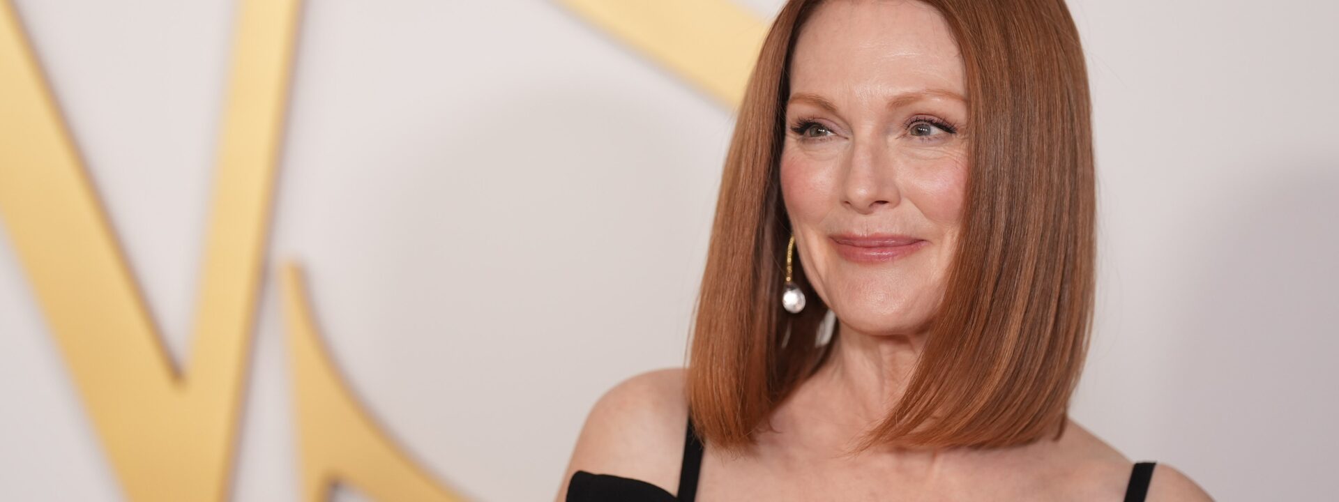 Julianne Moore debuts 'Sirens'—and her bold new bob haircut.