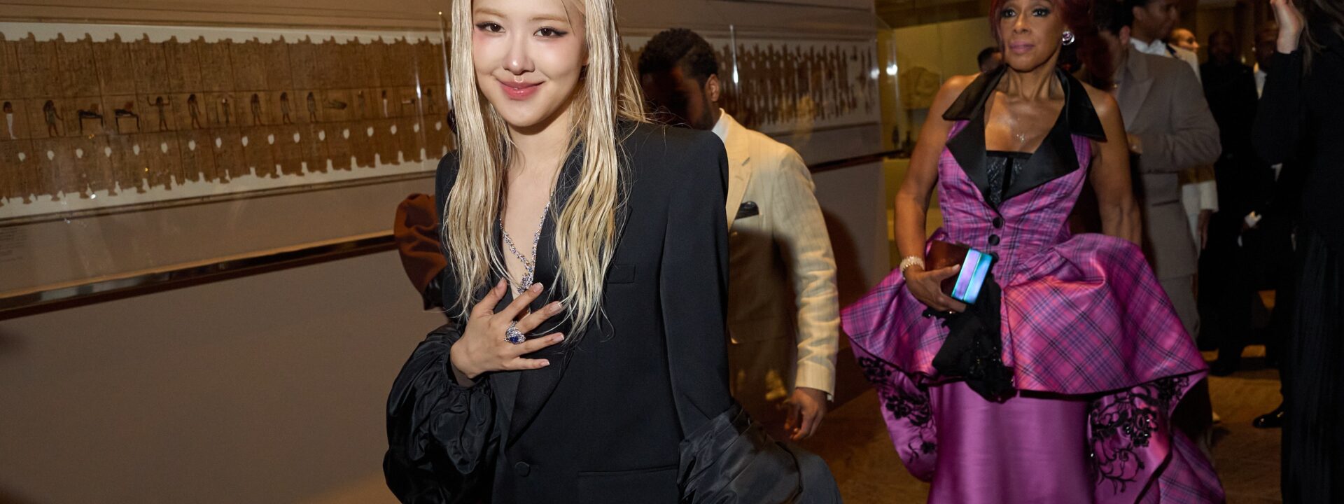 Rosé dazzles in a sleek suit and dramatic cape at the 2025 Met Gala.