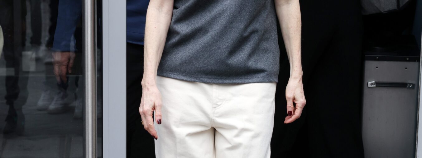 7 Stylish Summer Outfits Inspired by Julianne Moore  

Julianne Moore’s effortless elegance makes her the perfect style muse for summer. From breezy dresses to polished separates, her looks