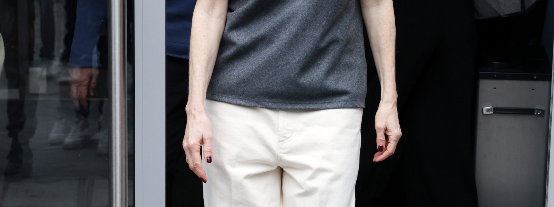 7 Stylish Summer Outfits Inspired by Julianne Moore  

Julianne Moore’s effortless elegance makes her the perfect style muse for summer. From breezy dresses to polished separates, her looks