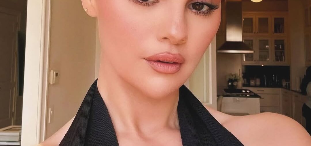 Selena Gomez is rocking bangs again.