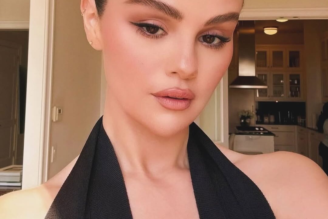 Selena Gomez is rocking bangs again.