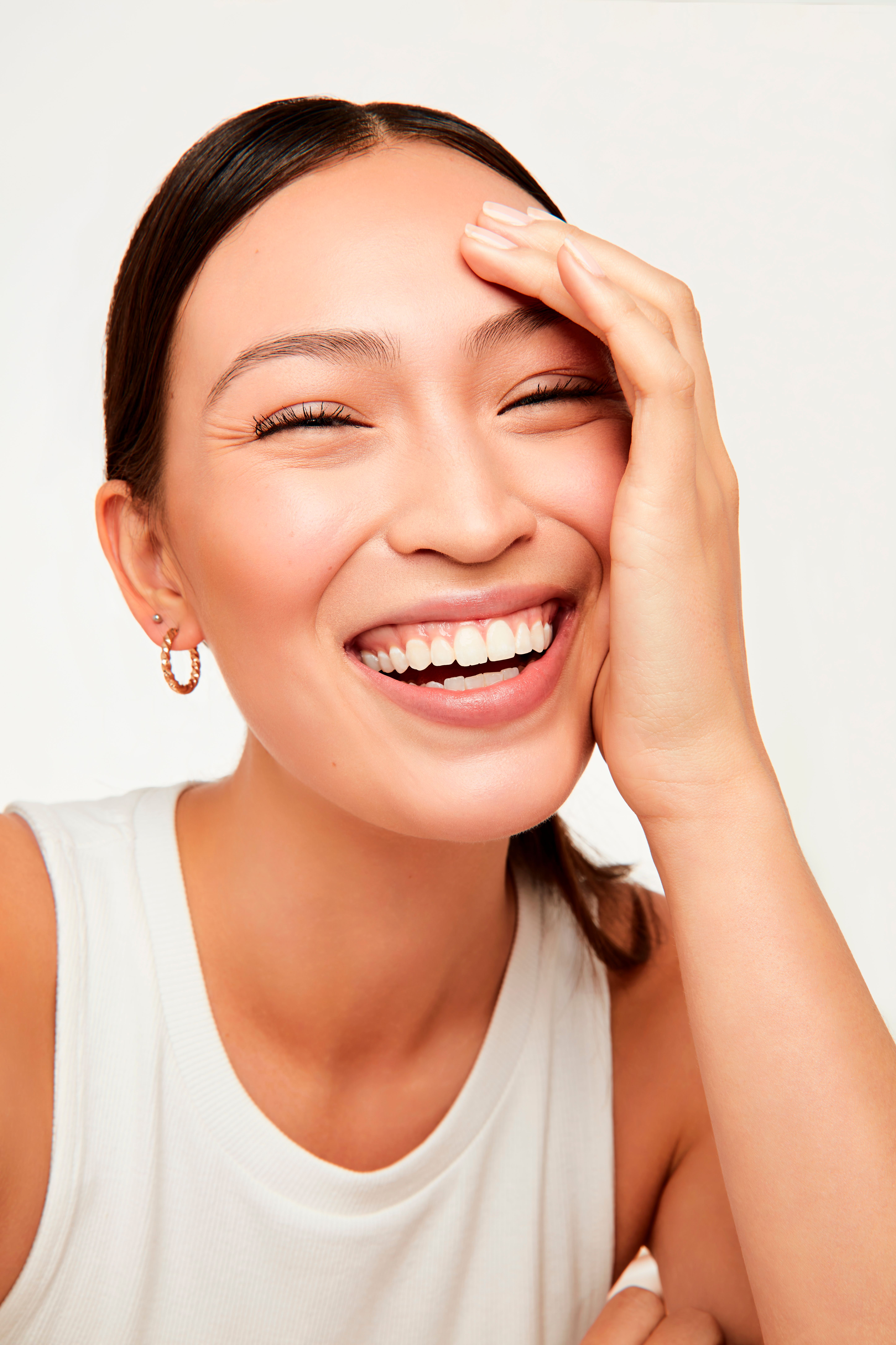 Top 10 Whitening Toothpastes Recommended by Dentists  

Here are the best whitening toothpaste options that dental professionals trust for brighter, whiter teeth. These formulas effectively remove surface stains while being
