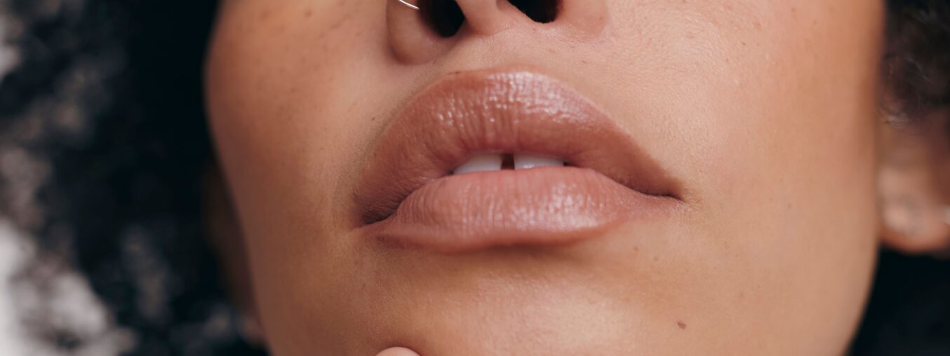 Here are 11 top-rated face rollers to help reduce puffiness and enhance your facial contours:  

1.