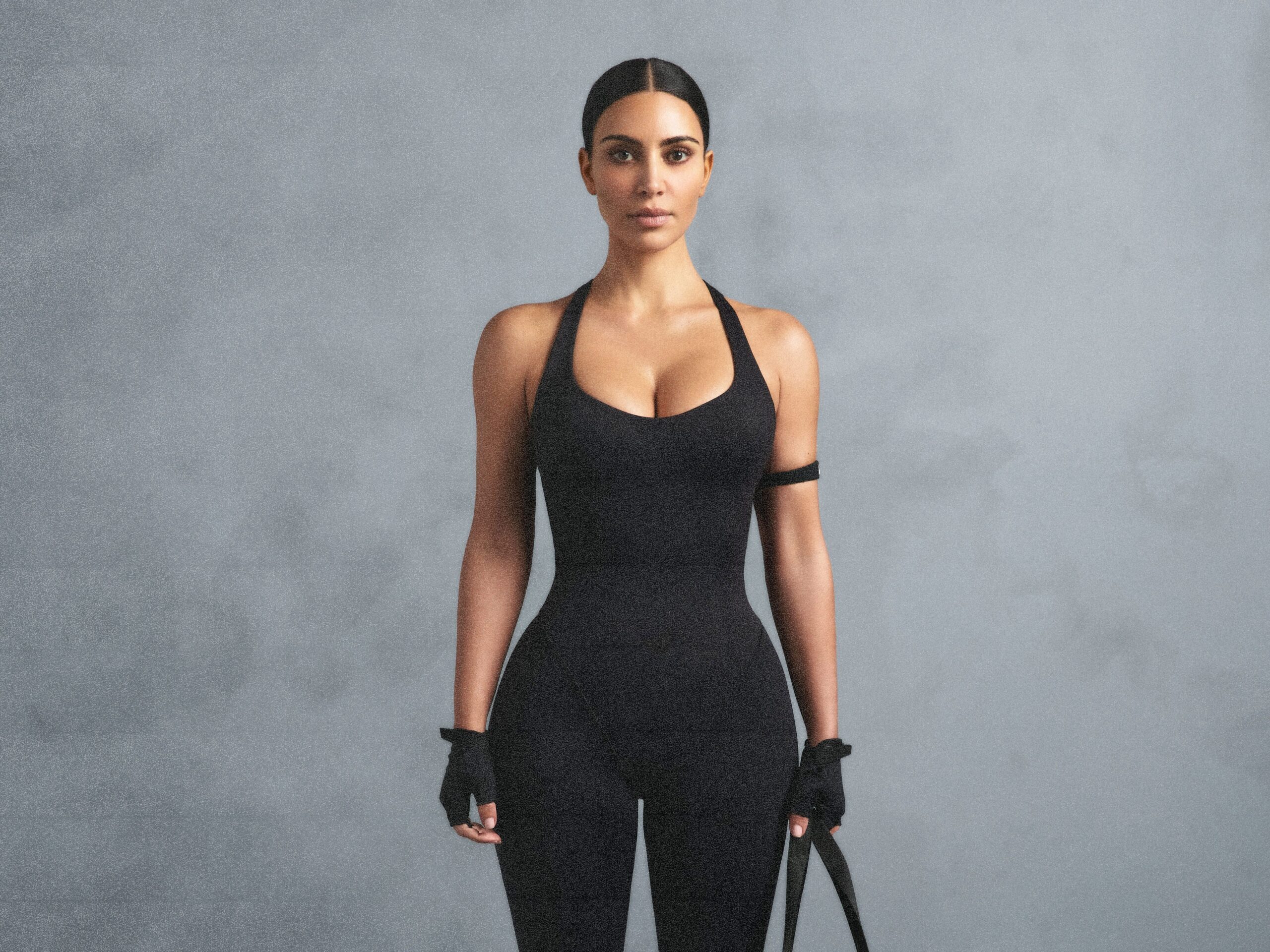 RG11JH-P01_FA25_NikeSKIMS_KK_LOOKBOOK_NS_LOOK_02_MATTEAKSIN_OBSIDIAN_0087_v4_FINAL_0917_FINALS-1